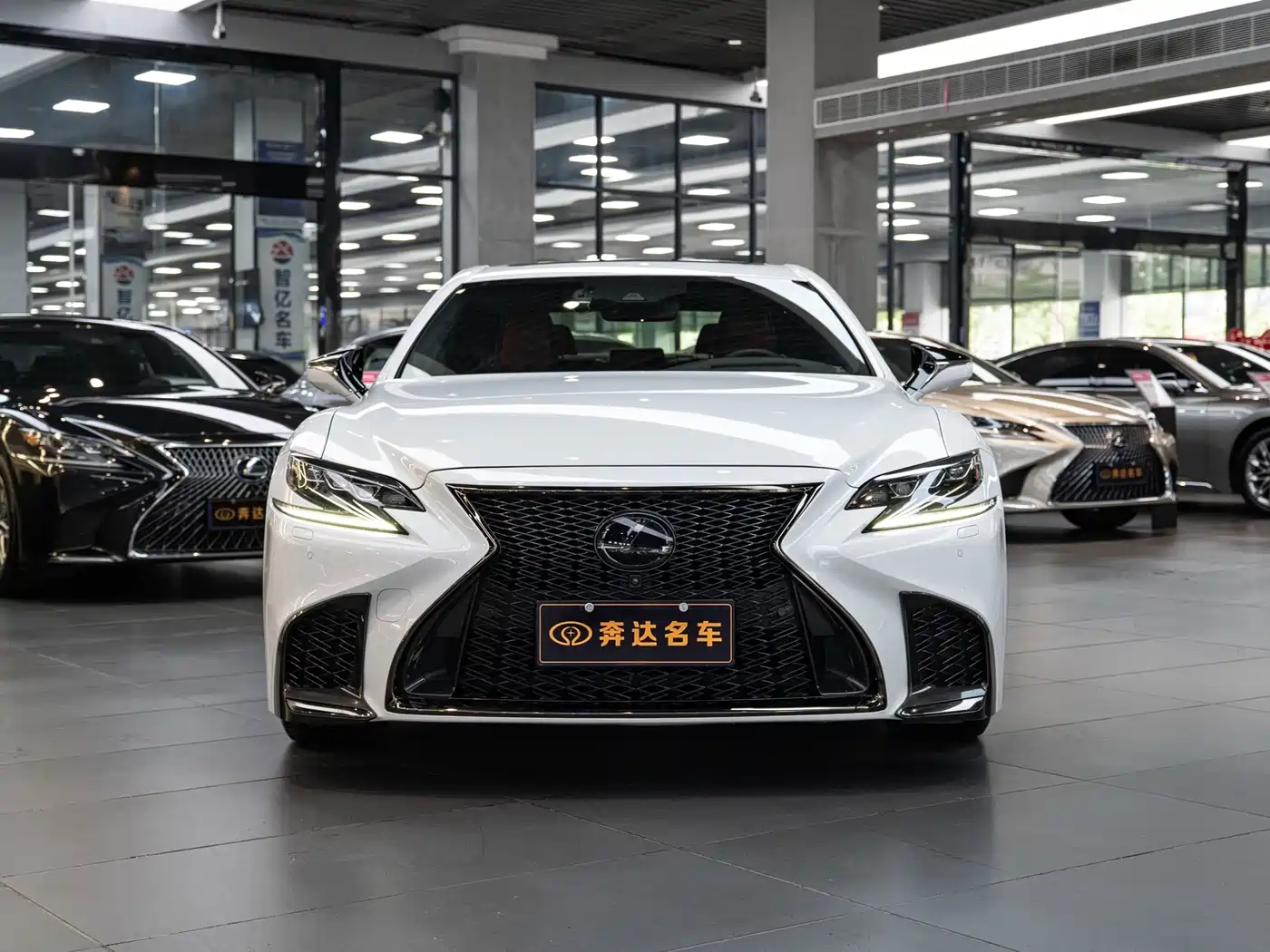 Фото 2 - Lexus LS