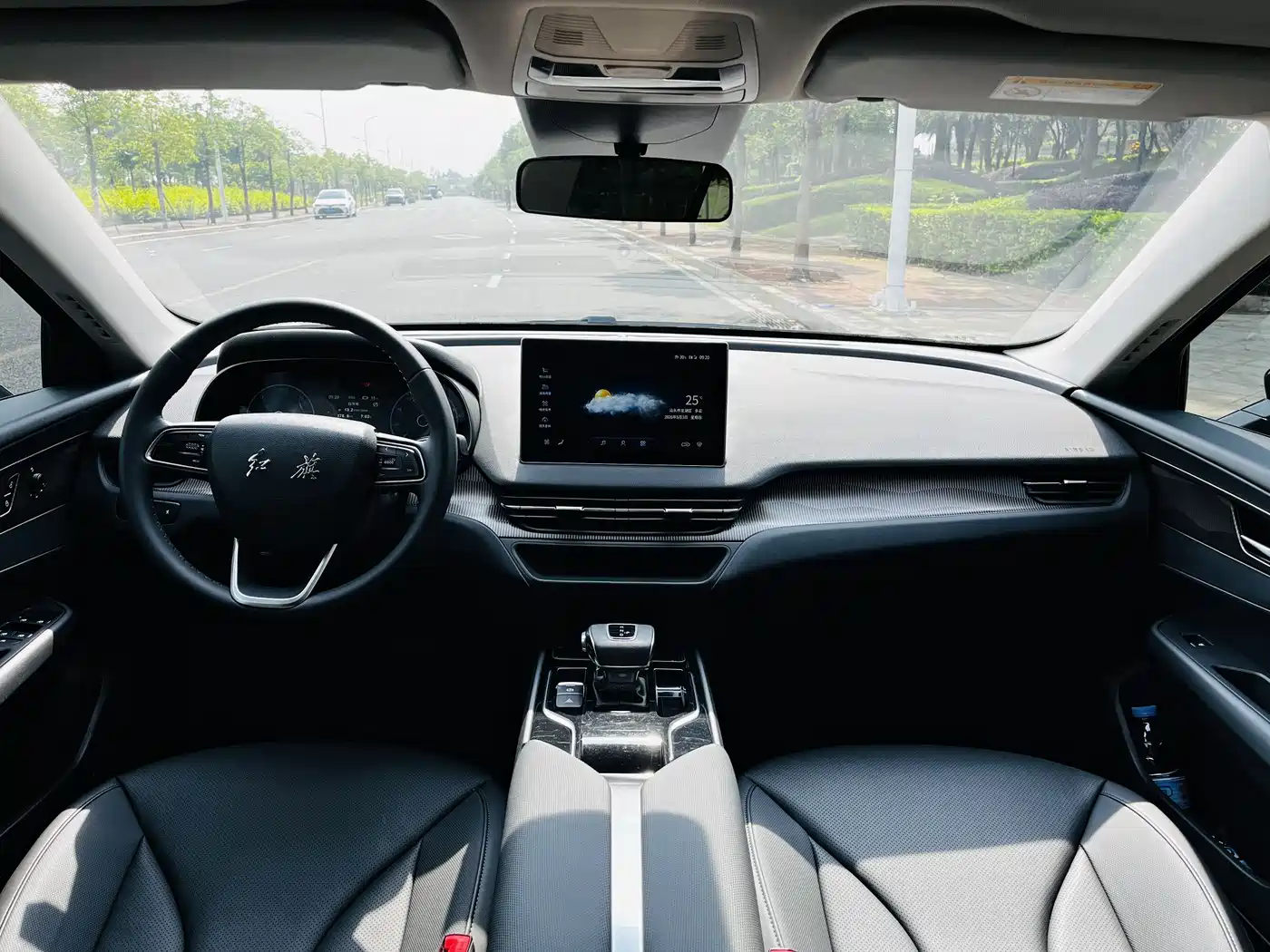 Hongqi E-QM5 2023 Facelift Basic Travel Edition фото 10