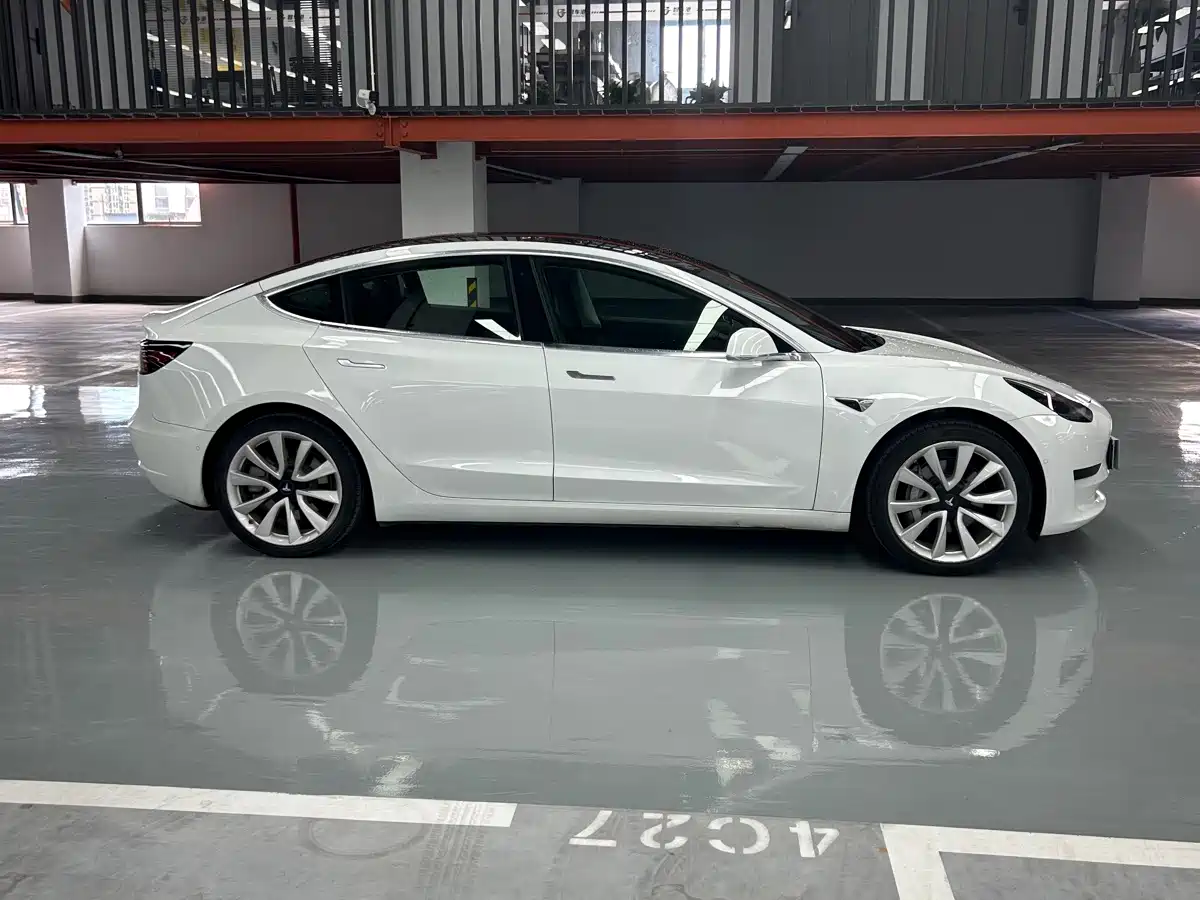 Фото 3 - Tesla Model 3