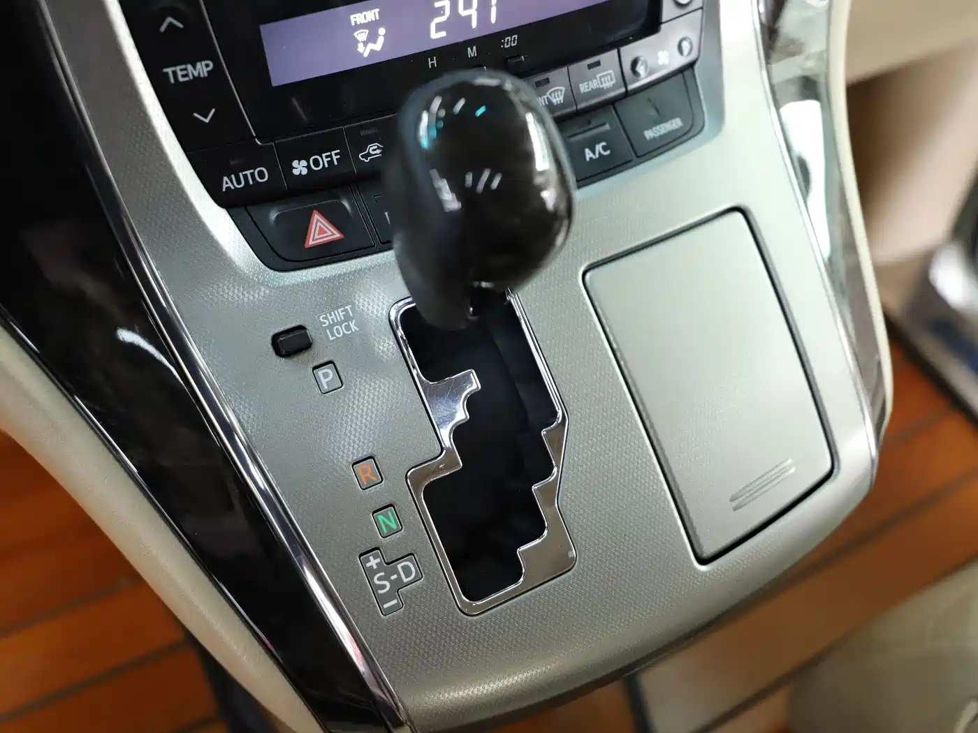 Toyota Alphard 2012 3.5L Luxury Edition фото 11