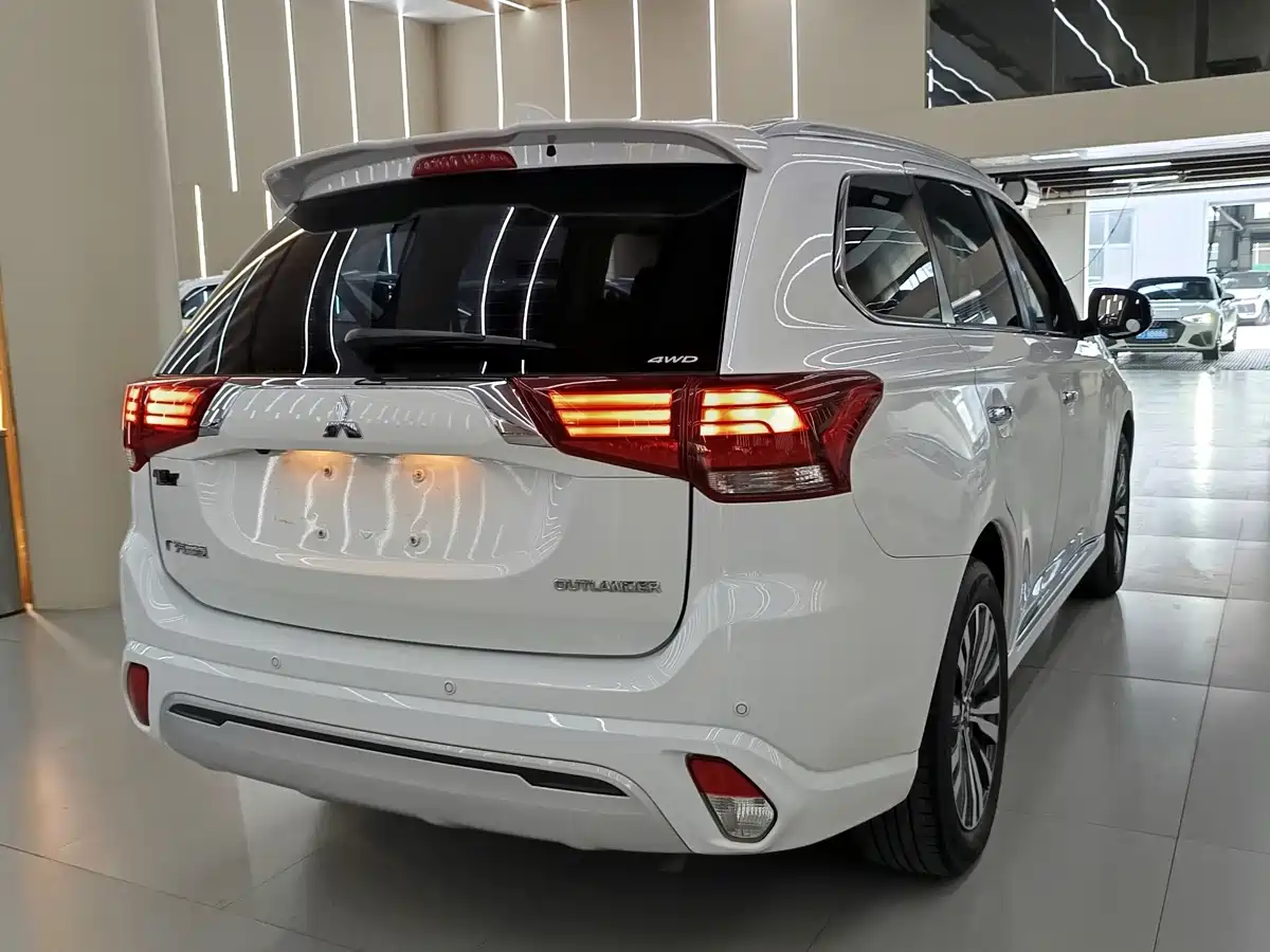 Mitsubishi Outlander 2020 2.4L 4WD Luxury 5-seater фото 4