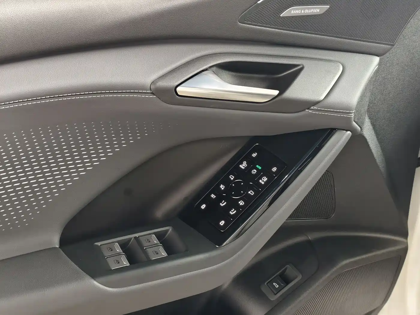 Audi Q6L e-tron фото 13