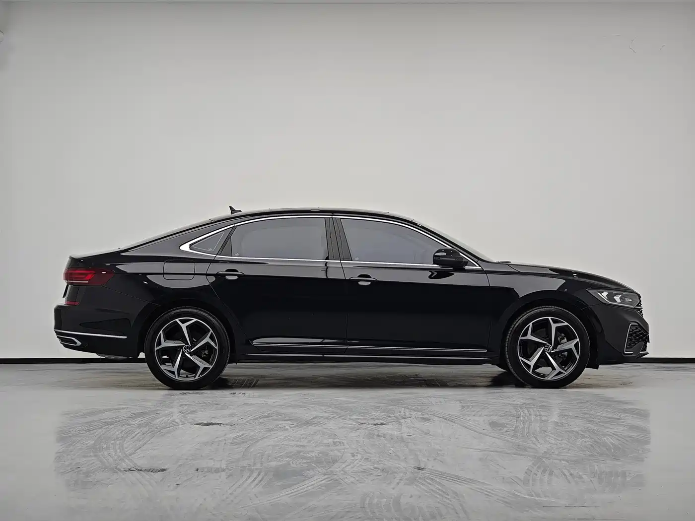 Volkswagen Passat 2025 Outstanding 380TSI Starlight Dragon Soaring Edition фото 7