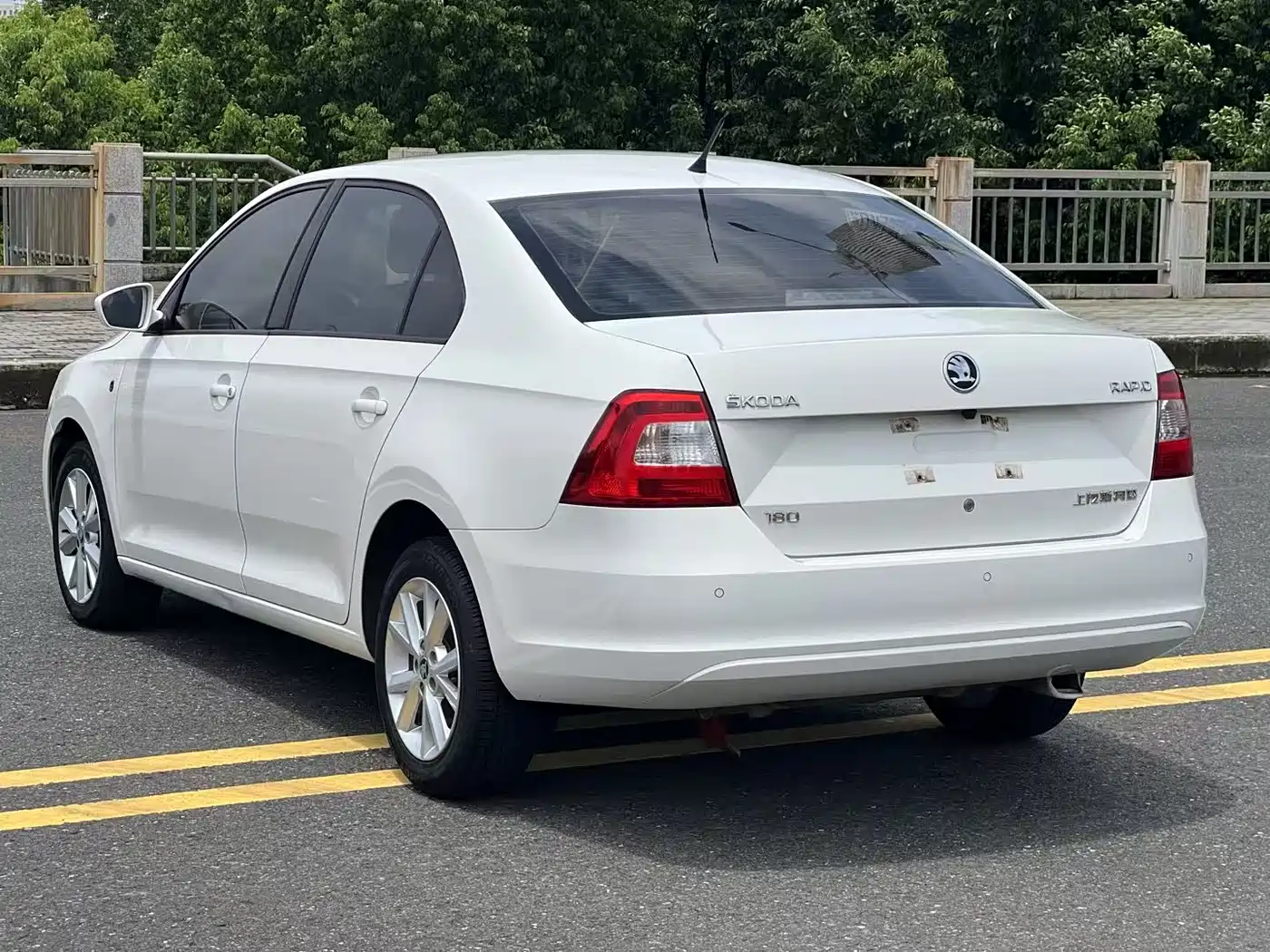Škoda Rapid 2016 1.6L Automatic Pioneer Edition фото 8