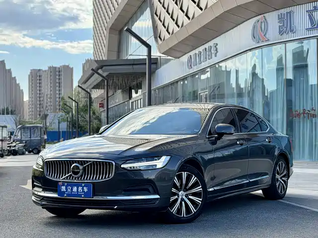 Volvo S90 2022 B5 Momentum Luxury Edition