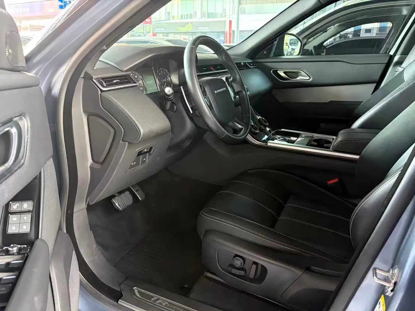 Photo 9 - Land Rover Range Rover Velar