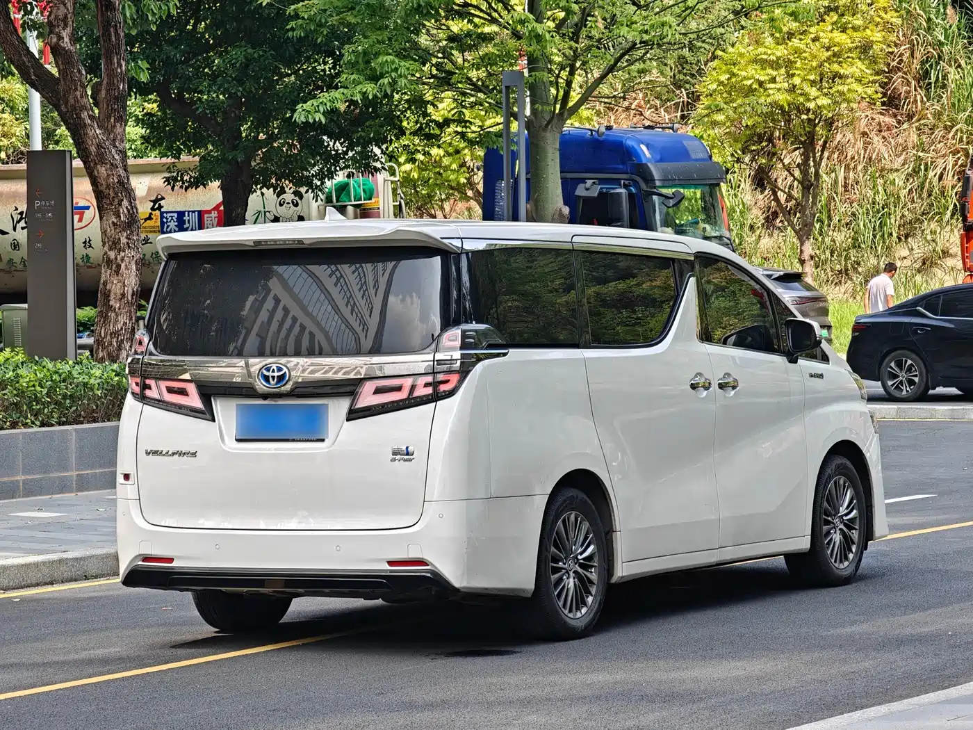 Toyota Vellfire 2020 Twin Engine 2.5L HV Luxury Edition фото 11
