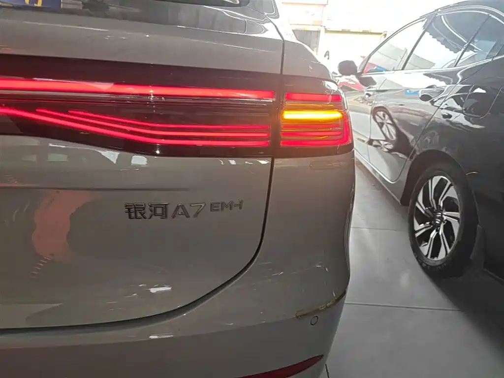 Geely Galaxy Galaxy A7 2025 EM-i 150km Explorer+ Edition фото 8