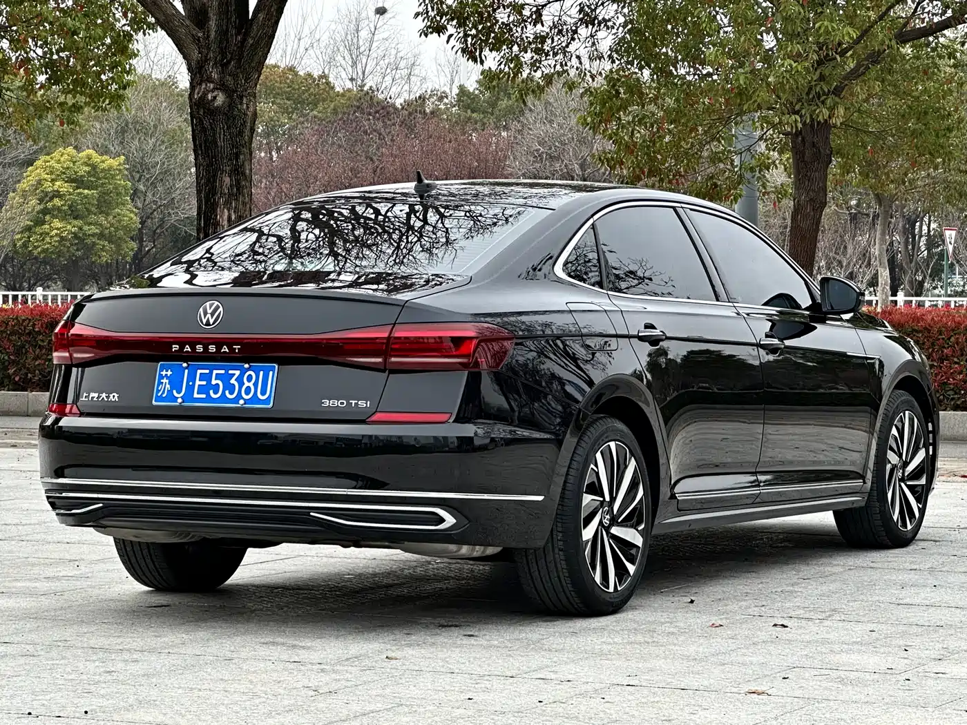 Volkswagen Passat 2024 380TSI Luxury фото 4
