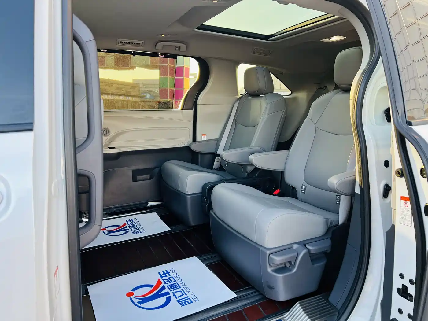 Toyota Granvia 2023 2.5L Hybrid Luxury Edition фото 12