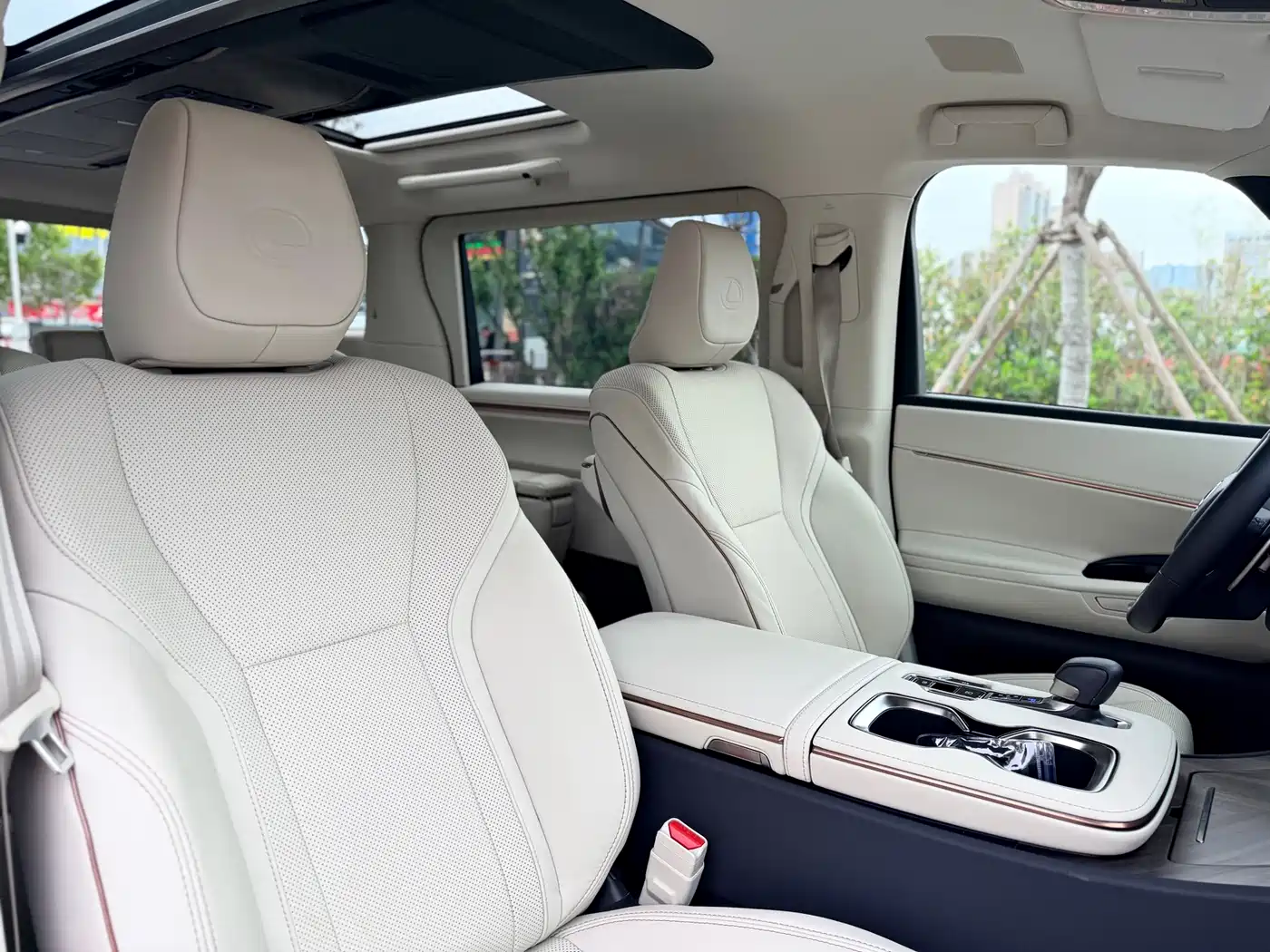 Lexus LM 2023 500h 6-Seater Prestige Edition фото 19