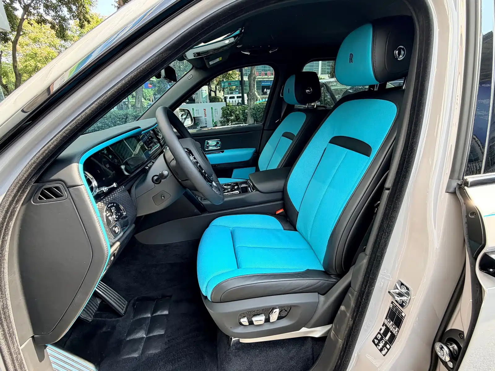 Фото 6 - Rolls-Royce Cullinan