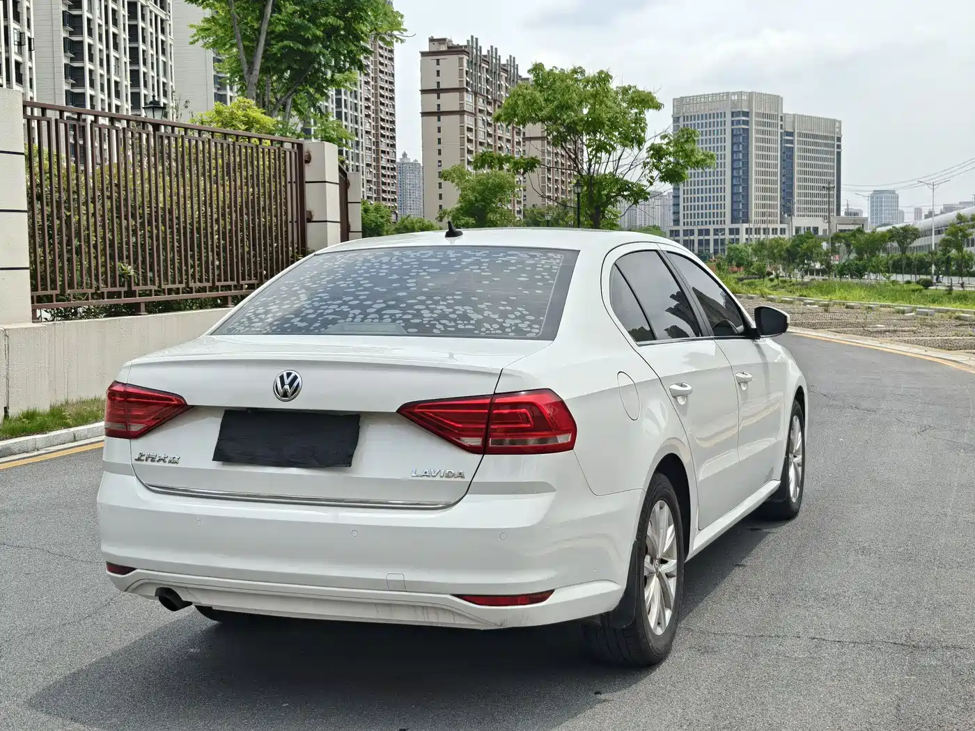 Volkswagen Lavida 2017 1.6L Automatic Comfort Edition фото 7