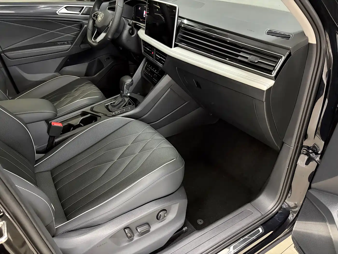 Volkswagen Tiguan L 2023 Facelift 330TSI Automatic 2WD Smart Edition фото 12