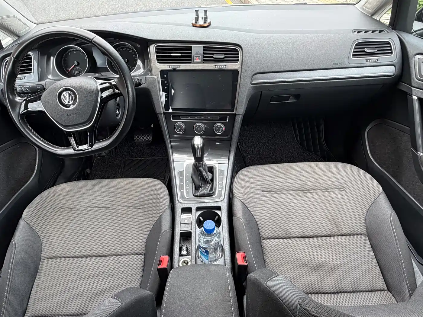 Volkswagen Golf 2017 1.6L Auto Comfort Millionth Edition фото 8