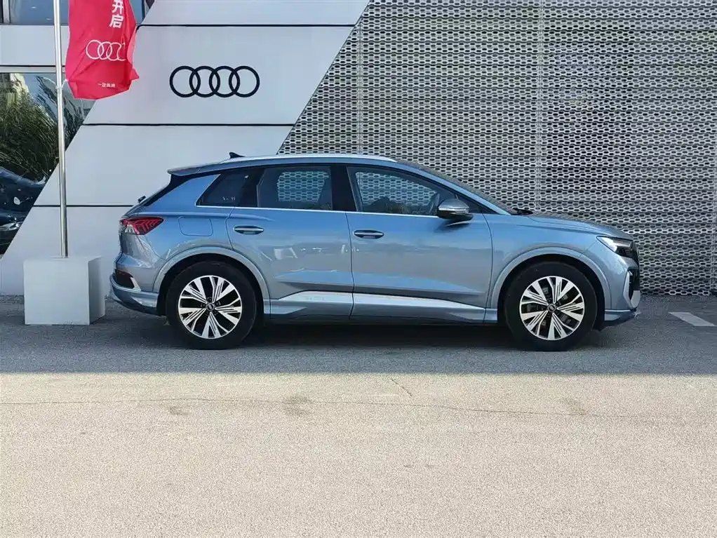 AUDI Q4 E TRON