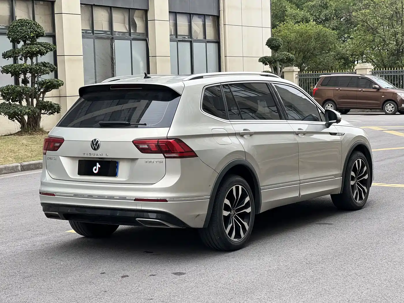 Volkswagen Tiguan L 2021 330TSI Automatic 2WD R-Line Premium фото 13