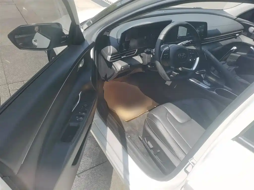 Hyundai Elantra 2022 1.5L CVT LUX Premium Edition фото 16