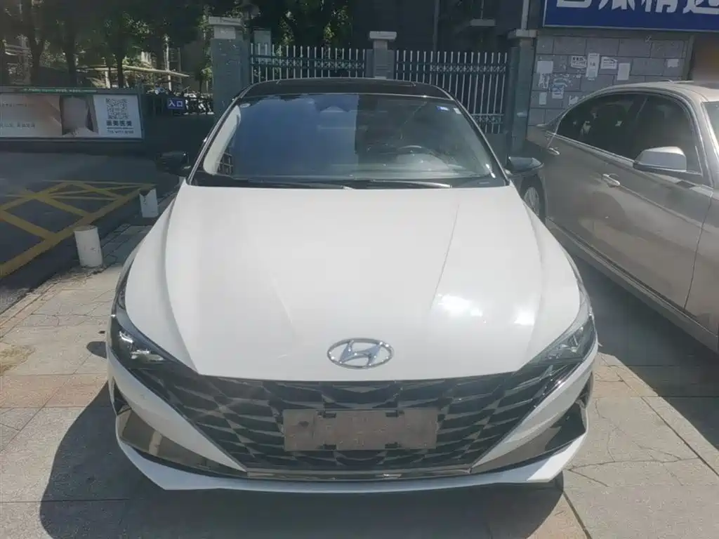 Hyundai Elantra 2022 1.5L CVT LUX Premium Edition фото 3