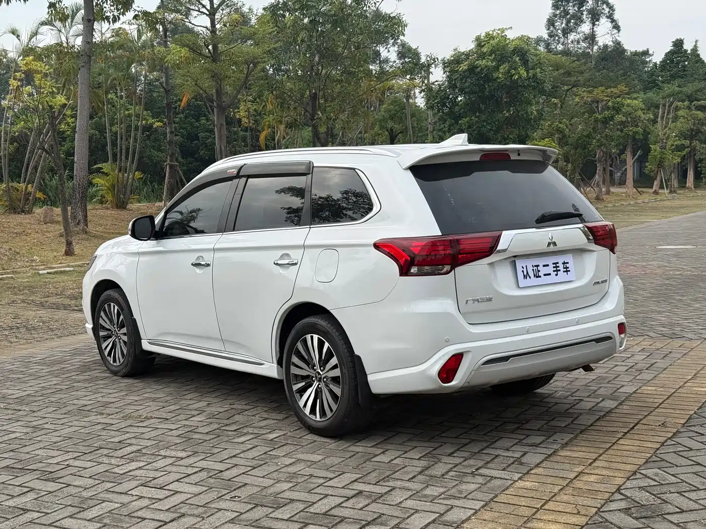 Mitsubishi Outlander 2021 2.4L 4WD Deluxe Edition 7-Seater фото 16
