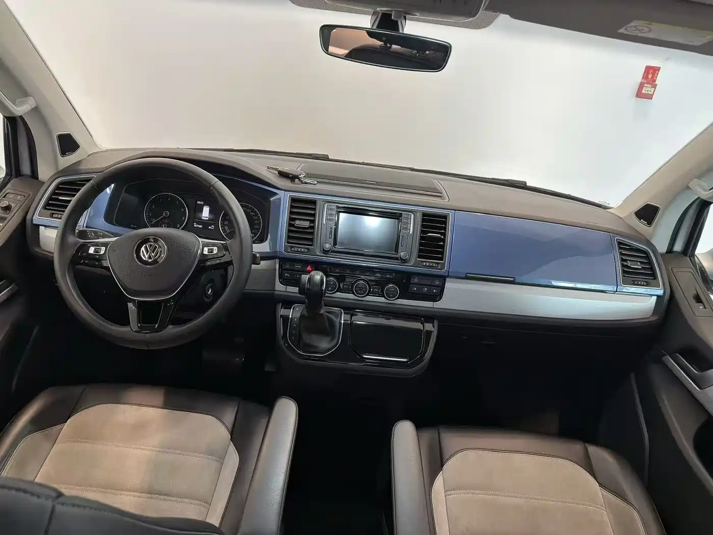 Volkswagen Multivan 2018 2.0TSI 4WD Leisure Edition 7-Seater фото 8