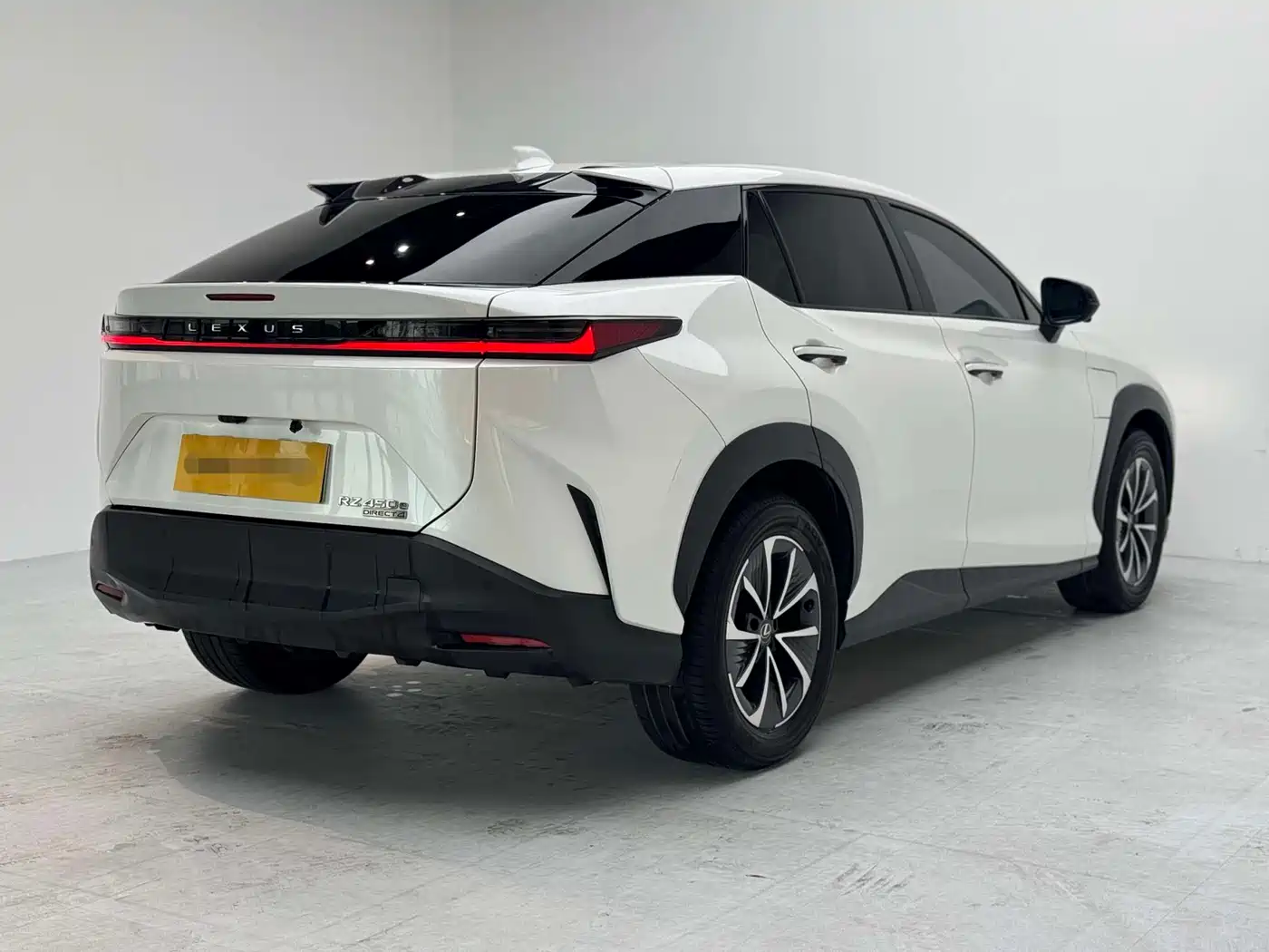 Lexus RZ 2023 450e 4WD Deluxe фото 5