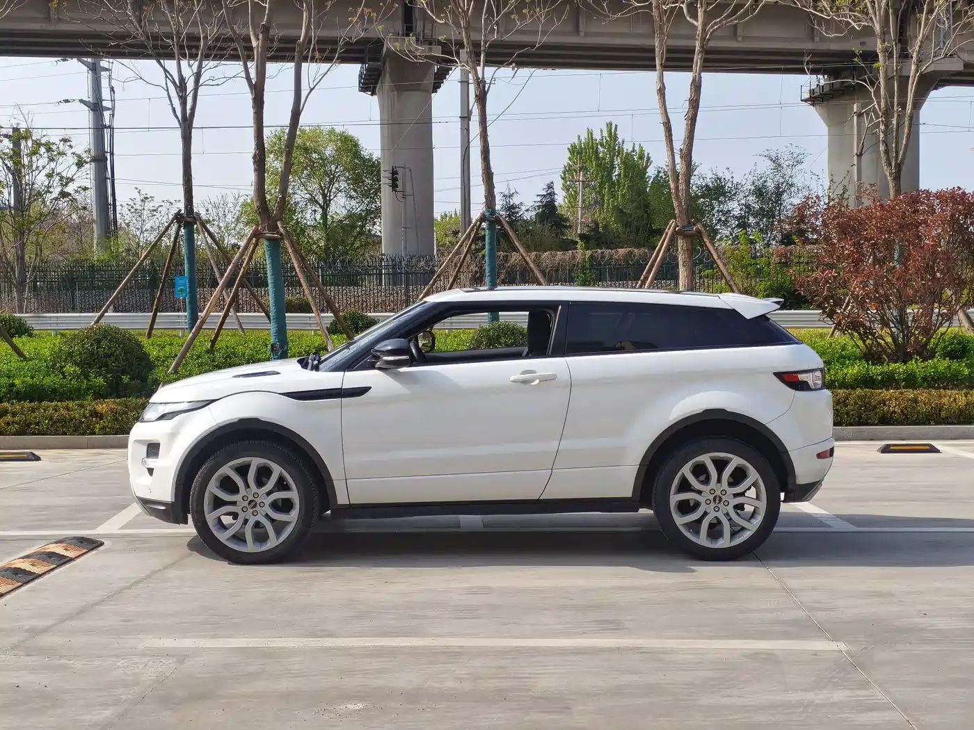 Land Rover Range Rover Evoque (Import) 2012 2.0T 3-door Sport Edition фото 4