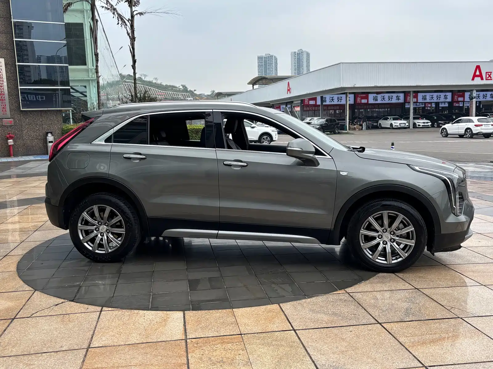 Photo 3 - Cadillac XT4