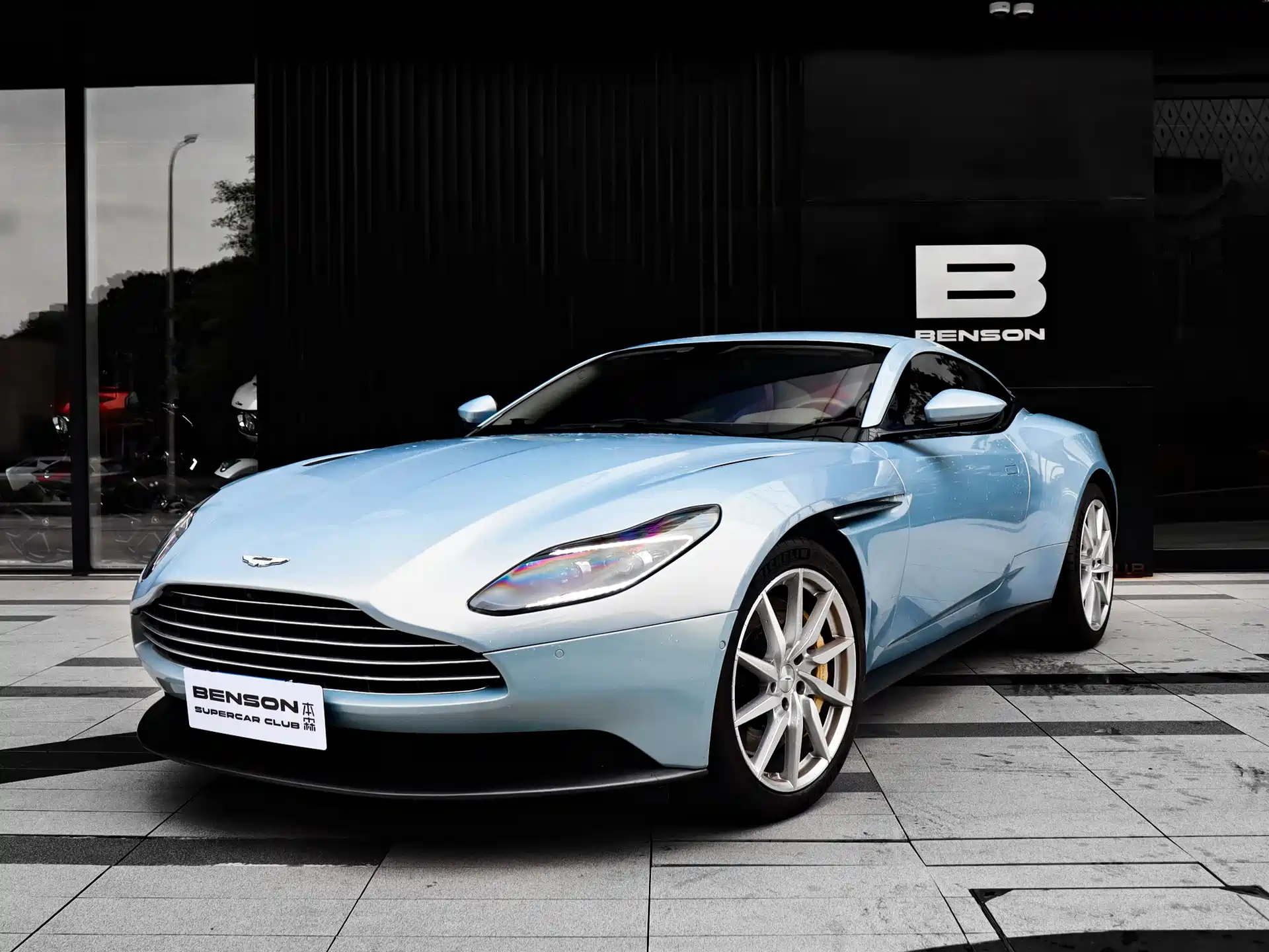 Фото 1 - Aston Martin DB11