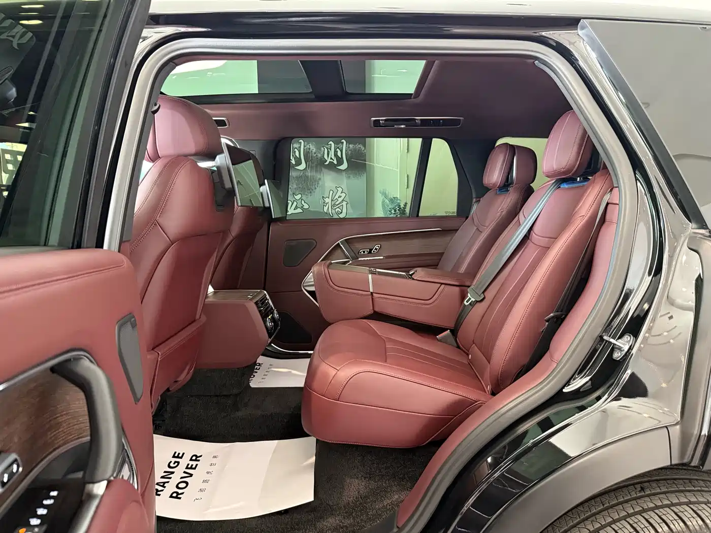 Land Rover Range Rover 2025 3.0 L6 400PS Genesis Extended Wheelbase фото 15