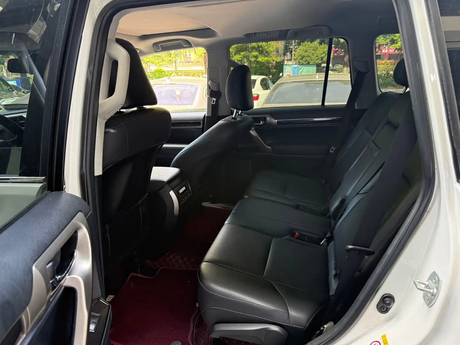Photo 8 - Lexus GX