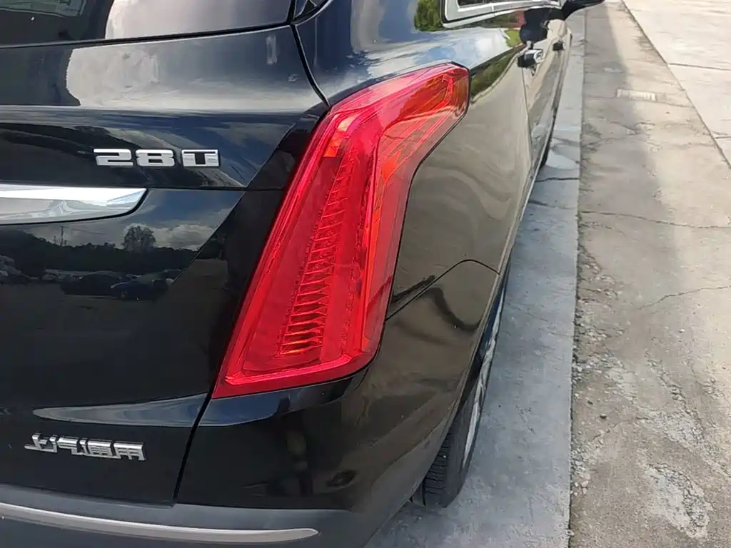 Фото 8 - Cadillac XT5