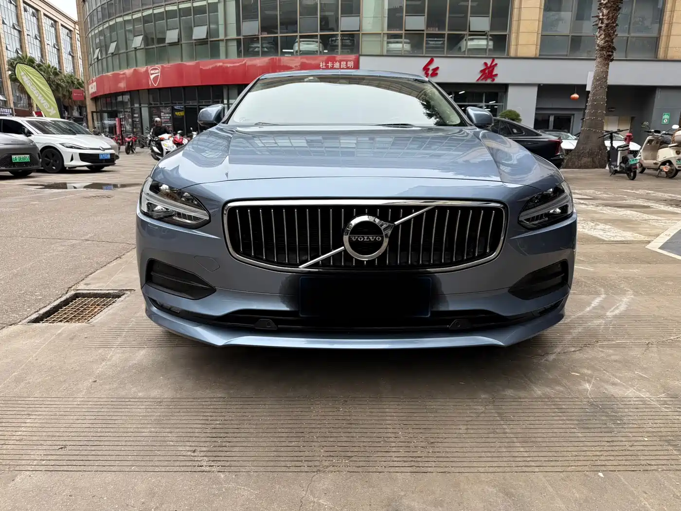 Фото 2 - Volvo S90