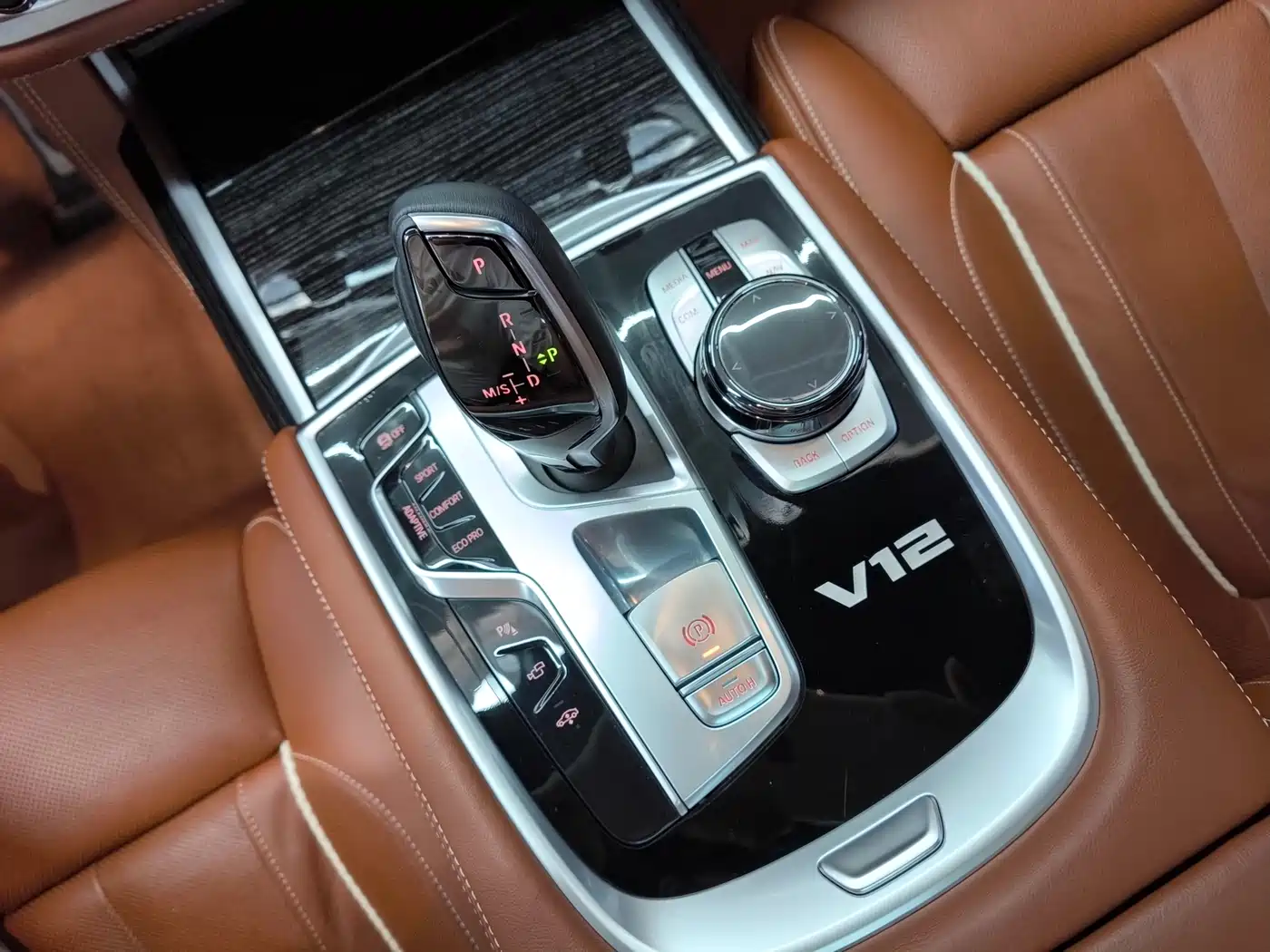 BMW 7 Series 2018 M760Li xDrive фото 11
