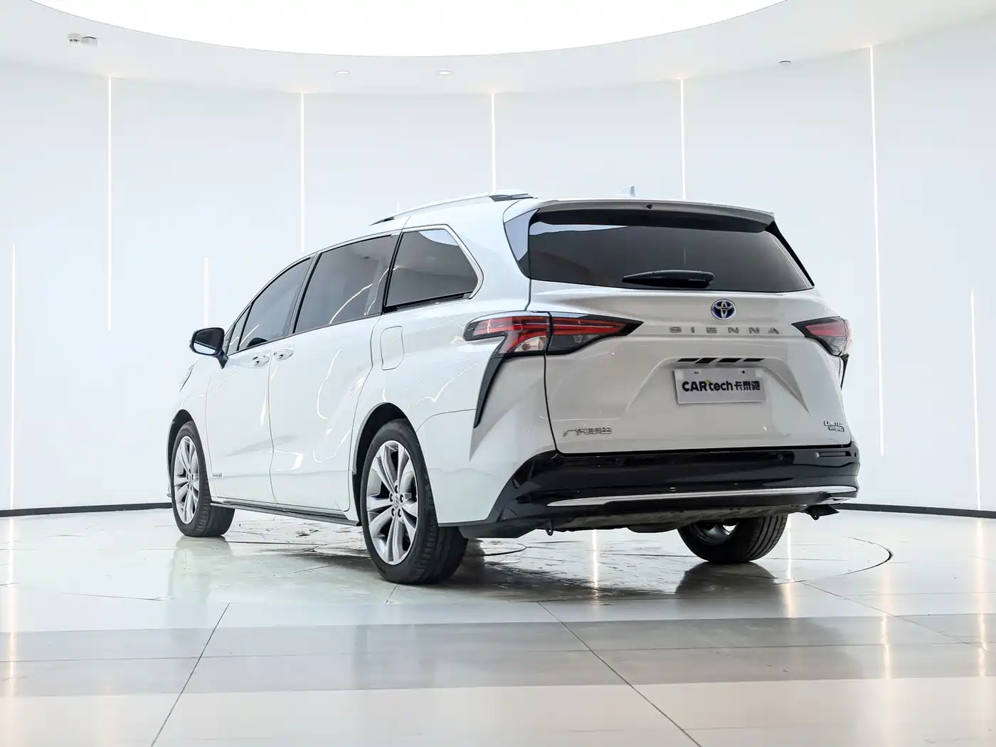 Toyota Sienna 2023 2.5L Hybrid Premium Edition фото 3