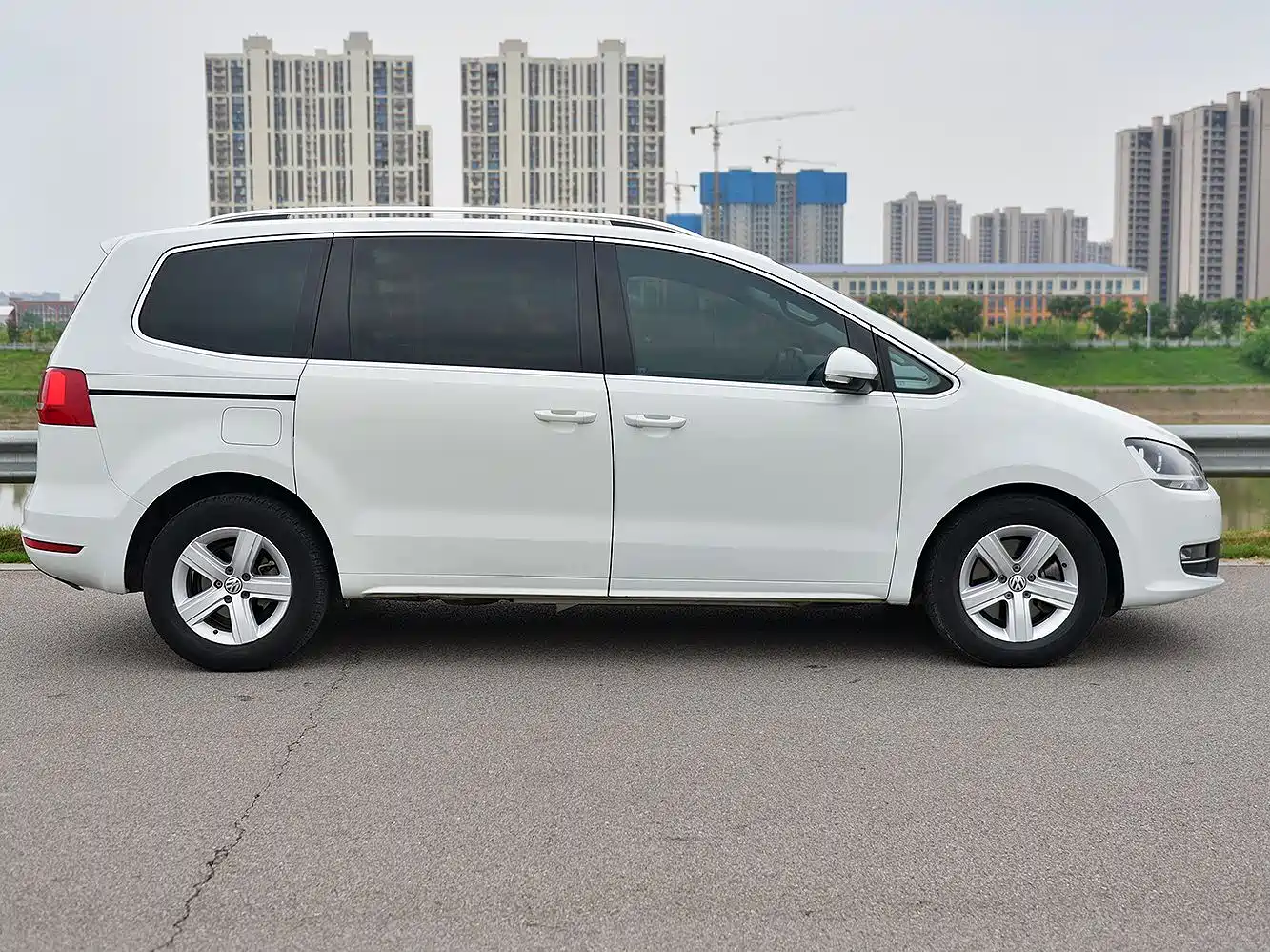 Volkswagen Sharan 2013 1.8TSI Comfort фото 6