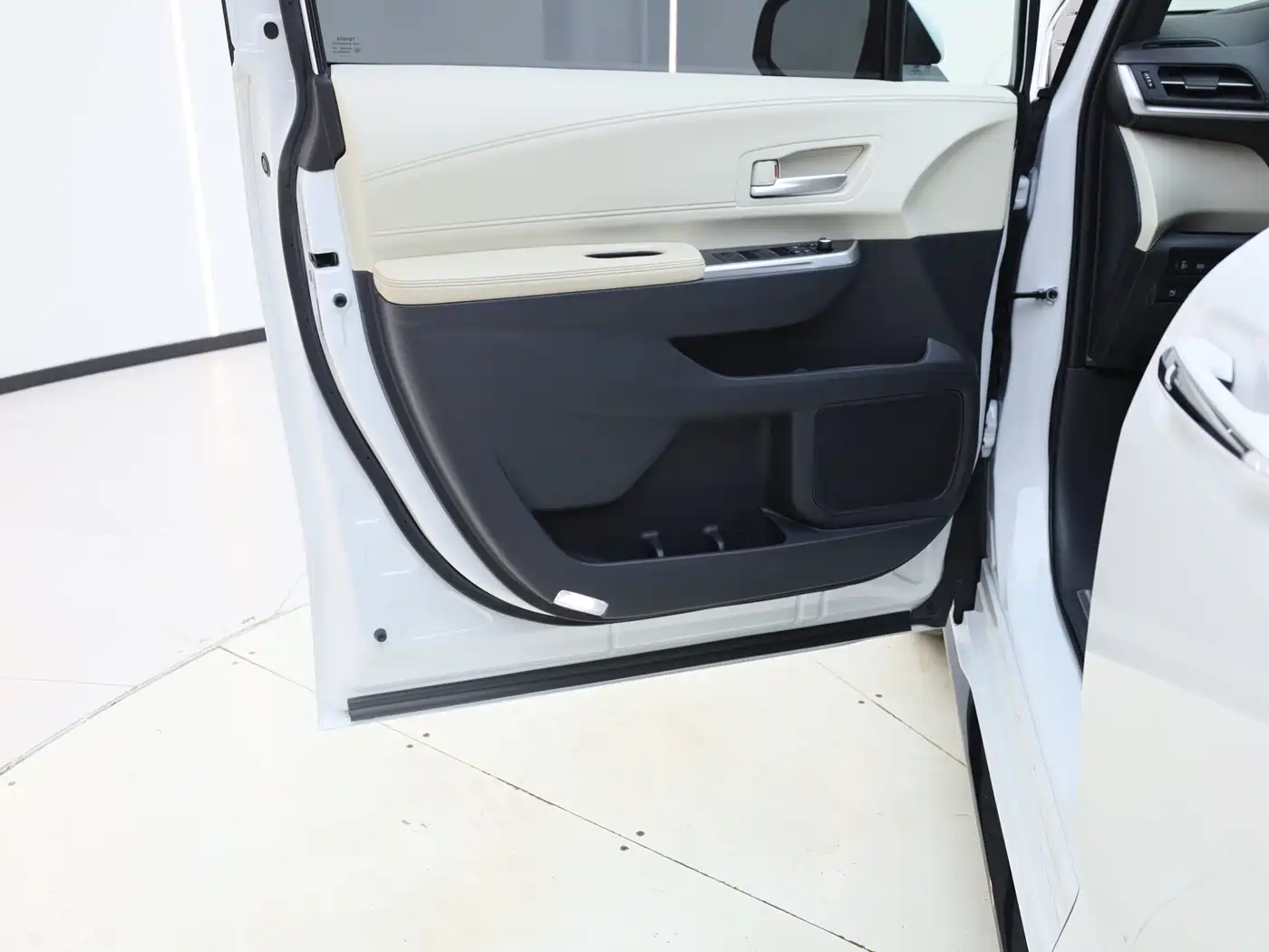 Toyota Sienna 2023 2.5L Hybrid Premium Edition фото 15