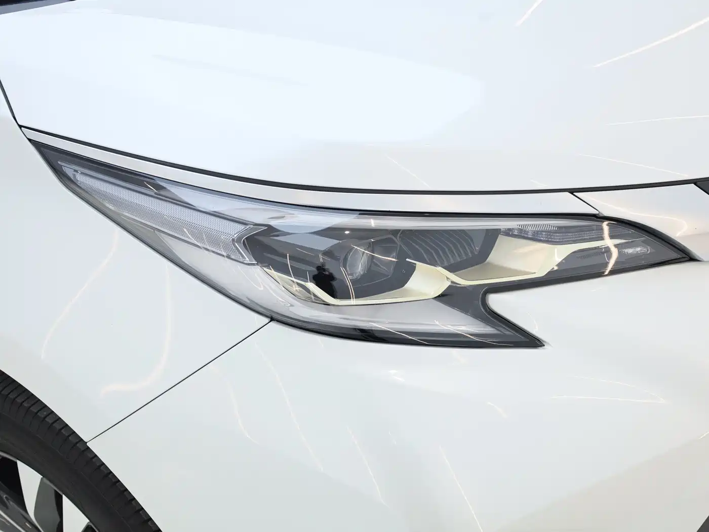 Toyota Granvia 2023 2.5L Hybrid Luxury Edition фото 17