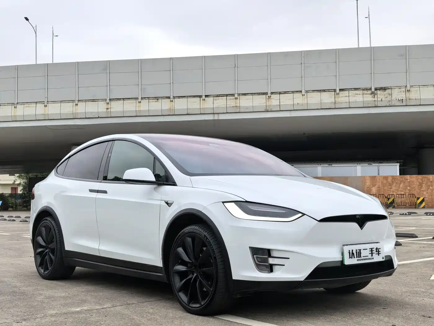 TESLA MODEL X