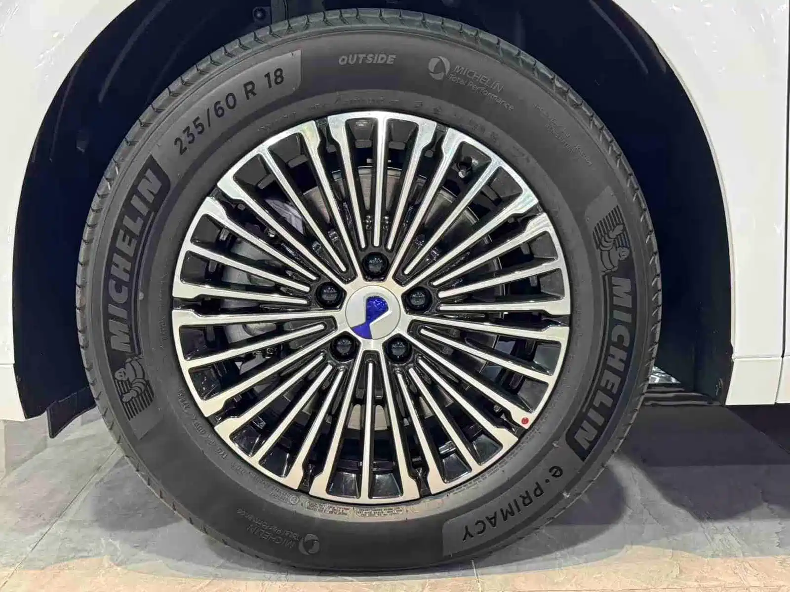 Фото 9 - Denza D9