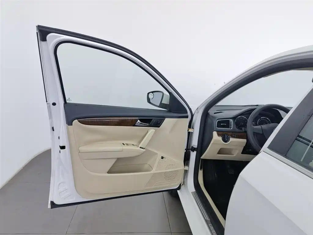 Volkswagen Lavida 2013 Facelift 1.4TSI Manual Comfort фото 8