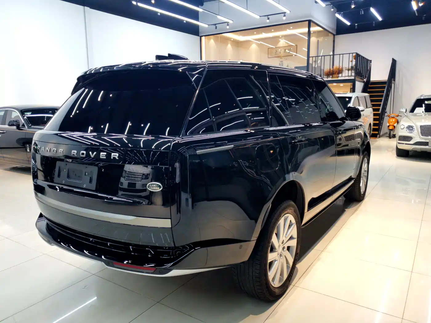 Land Rover Range Rover 2023 3.0 L6 400PS Golden Age 7-Seater Long Wheelbase фото 6