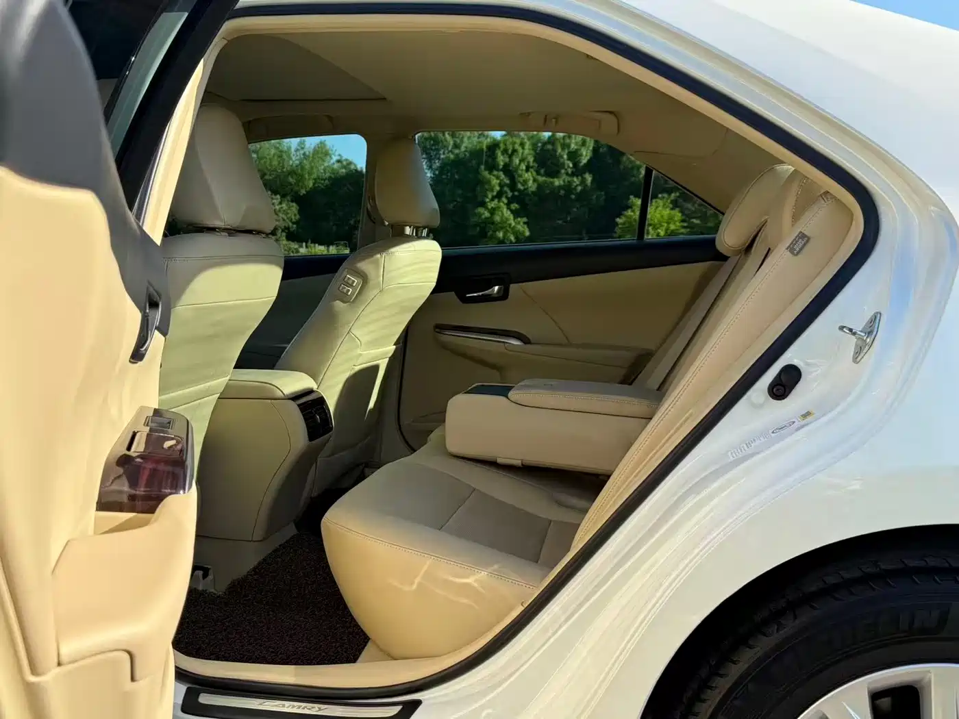 Toyota Camry 2015 Dual Engine 2.5HG Luxury Navigation Edition фото 7