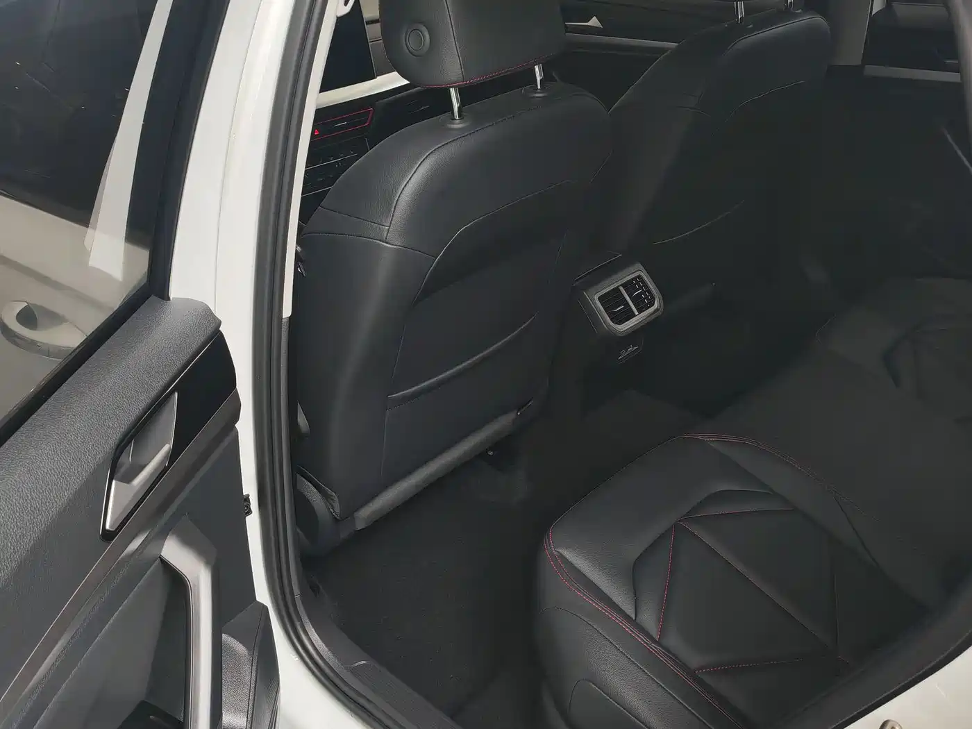 Volkswagen Lavida 2024 Model 300TSI DSG Starlight Leading Edition фото 5
