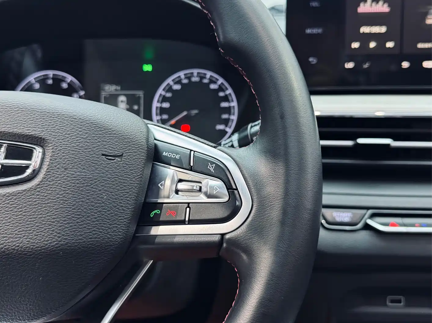 Фото 18 - Geely Vision X3