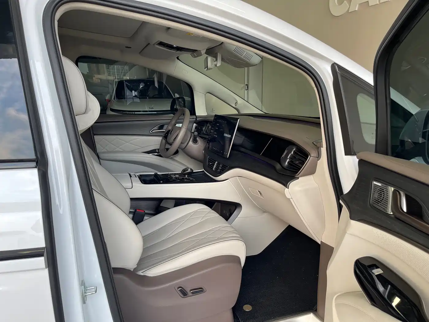 Denza D9 2023 2022 DM-i 970 AWD Flagship