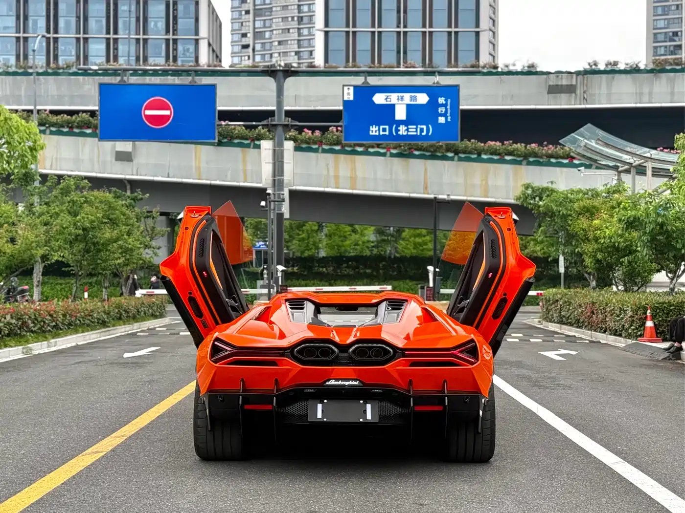 Lamborghini Revuelto 2023 6.5L PHEV Standard фото 8