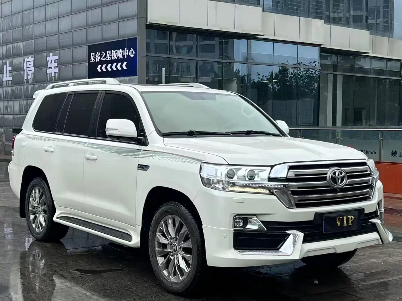 Toyota Land Cruiser (Import) 2015 4.6L V8 Middle East Limited Edition фото 3