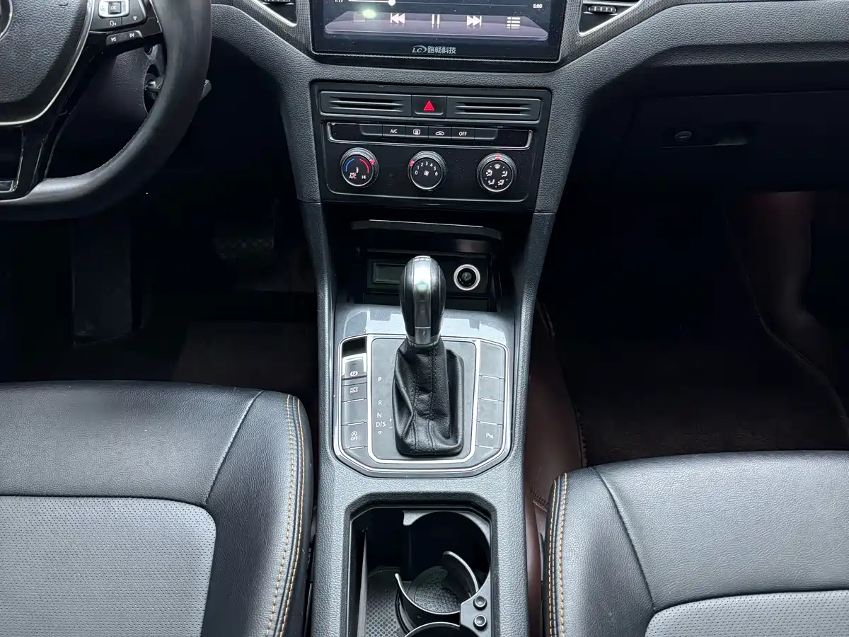 Volkswagen Golf Sportsvan 2016 230TSI Automatic Progressive фото 17