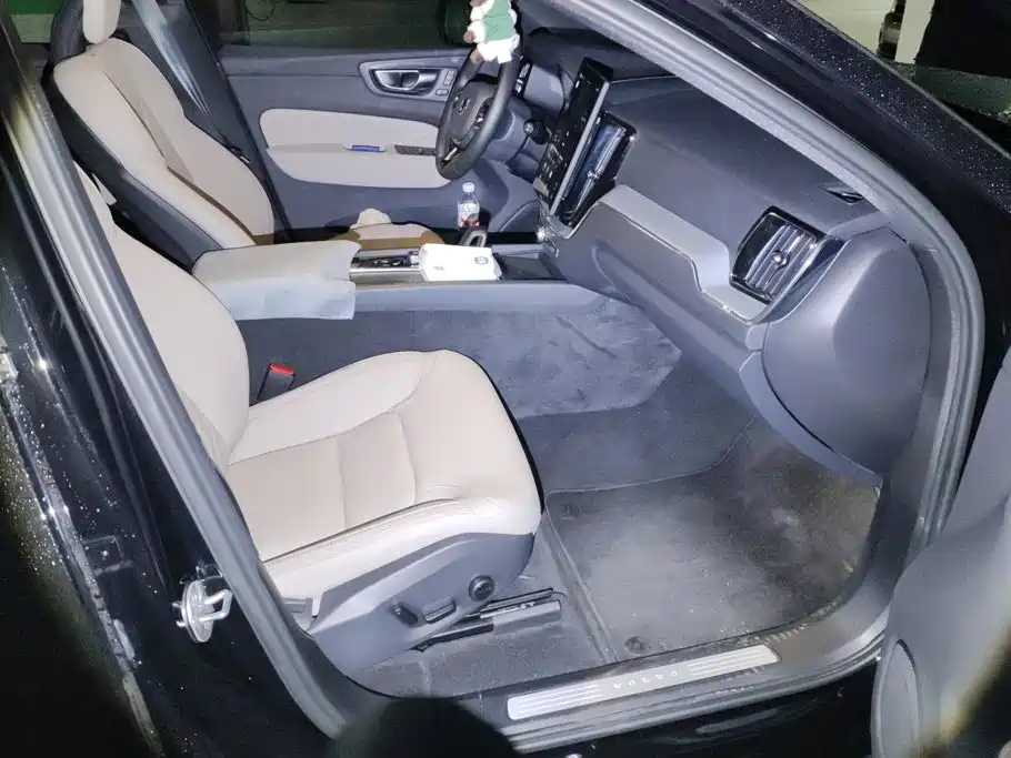 Фото 8 - Volvo XC60